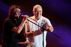 The Moscow Soloists’ Artistic Director, conductor and soloist Yuri Bashmet, left, and Rossiya Segodnya Director General and the festival’s organizing committee Chair Dmitry Kiselev at the Koktebel Jazz Party